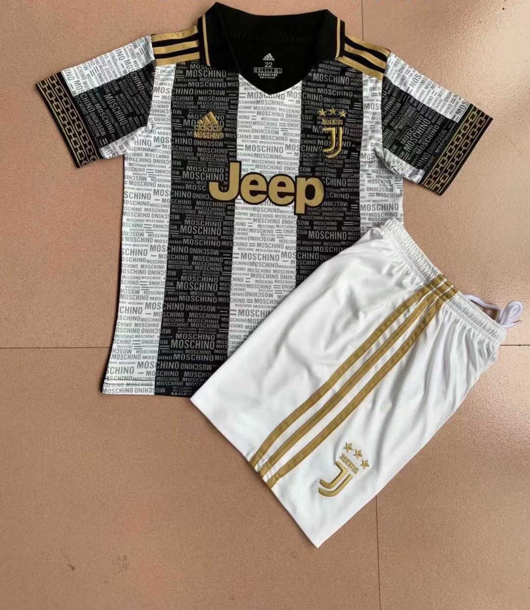 2021/22 Juventus x Mochino White Soccer Jersey Replica  + Short Kids